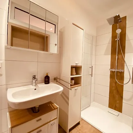 Hochwertige Mit 7qm Balkon, Netflix, Kaffeeautomat, Rainshower Bad Appartamento Zwickau