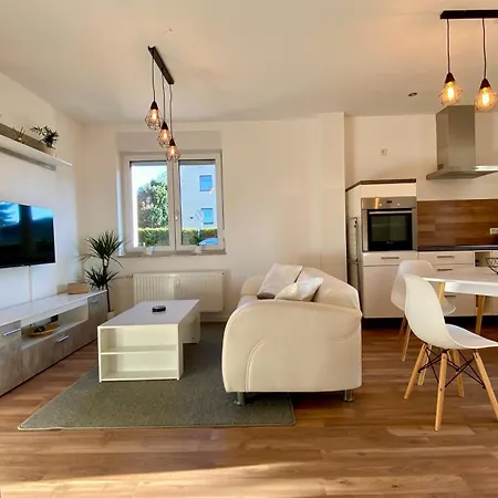 Hochwertige Mit 7qm Balkon, Netflix, Kaffeeautomat, Rainshower Bad * Zwickau