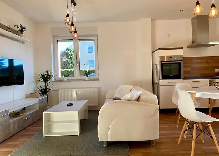 Hochwertige Mit 7qm Balkon, Netflix, Kaffeeautomat, Rainshower Bad * Zwickau